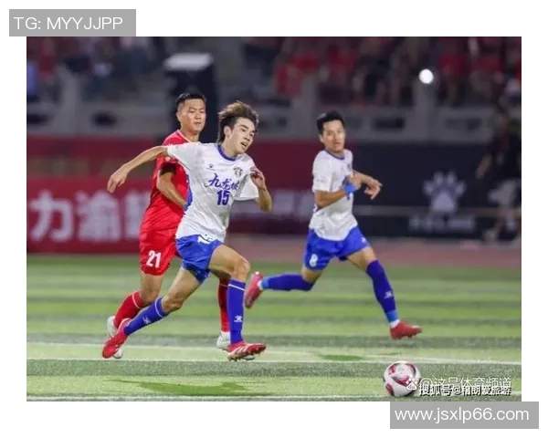 《足球场上的喜剧之星：用幽默与技术征服球迷的传奇人物》