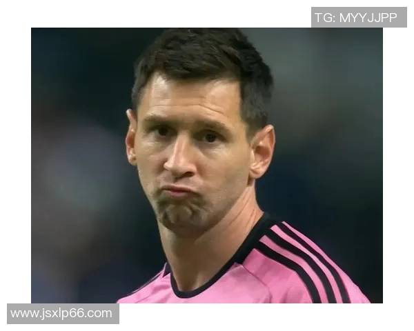 以足球服立领设计为灵感探索梅西场上场下的时尚与个性魅力